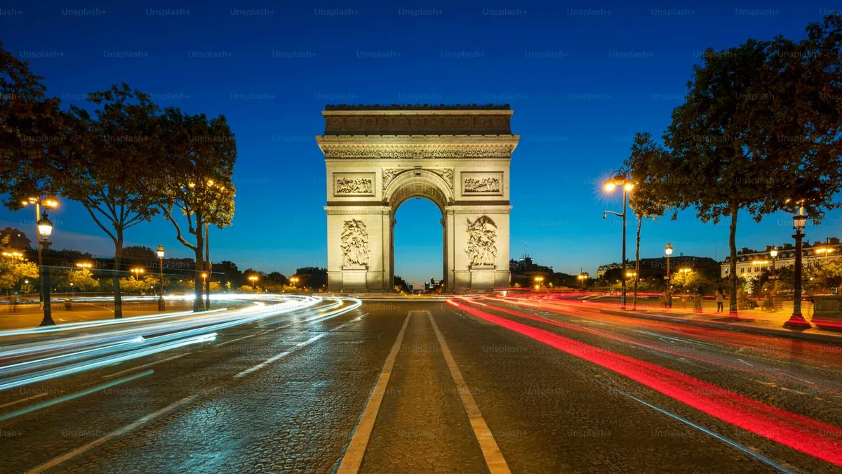 Moto taxi professionnelle devant l'Arc de Triomphe à Paris - Service Destinations Gold